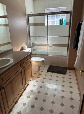 Dusche, Haartrockner, Handtücher, Seife