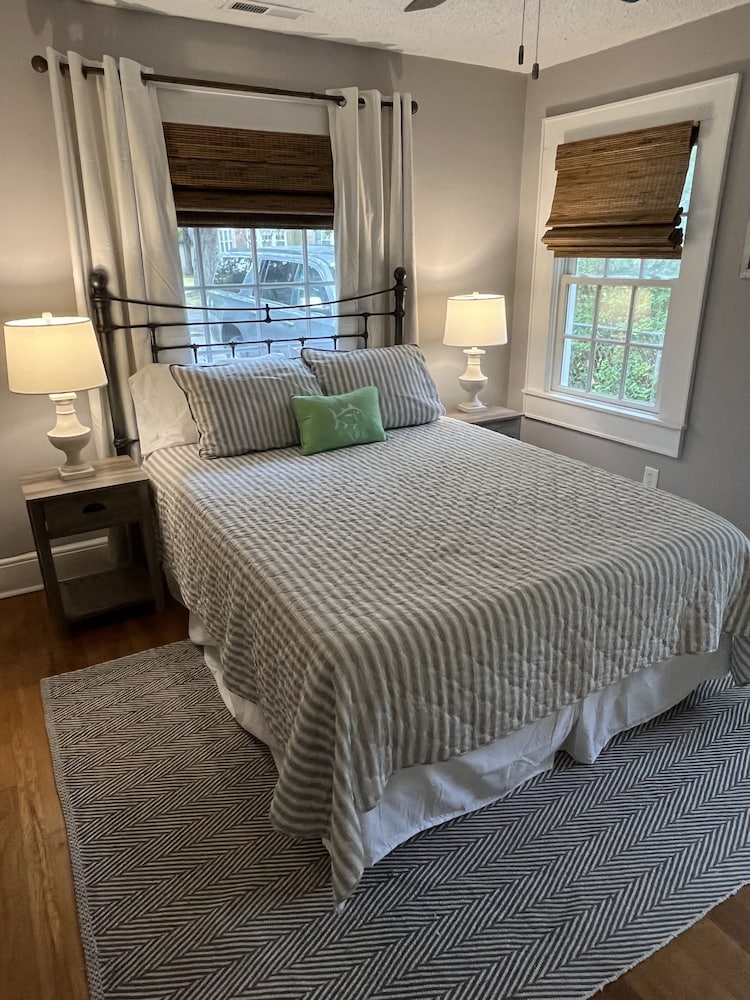 Charming bungalow within walking distance to downtown & boat