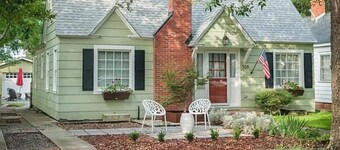 Charming Georgetown bungalow within walking distance to downtown & boat access