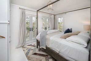 5 bedrooms, desk, free WiFi, bed sheets