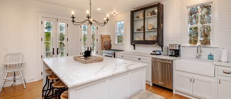 冷蔵庫、電子レンジ、オーブン、コンロ