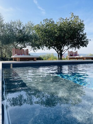 Een buitenzwembad en een verwarmd zwembad