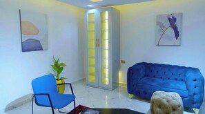 Flat-screen TV - Easton Lounge & Apartment (Lagos)