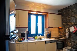 Kühlschrank, Mikrowelle, Ofen, Herdplatte