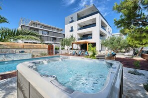 A modern hotel with a rooftop pool, outdoor seating, and a clear view of the surrounding area. - Villa Liberty Living with Pool (Split)