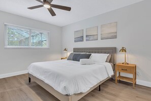 3 bedrooms, desk, iron/ironing board, free WiFi - Heated Pool, Hot Tub, Bikes, Minutes to Clearwater Beach & Honeymoon Island! (Dunedin)