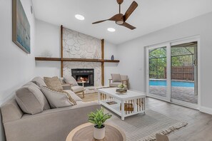 スマートテレビ、暖炉、テーブルサッカー台