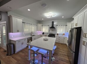 Réfrigérateur, four à micro-ondes, un four, surface de cuisson