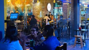 A restaurant with a brick wall and a map mural. - Departamento En La Garzota a  5 mnts del Aeropuerto (Guayaquil)