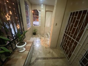 المنشأة من الداخل