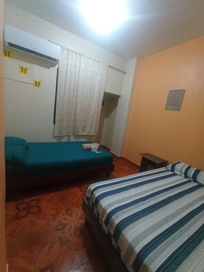 1 quarto, cofres nos quartos, ferros/tábuas de passar roupa