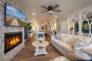 TV, fireplace - Gulf Shores 109 Gorgeous Costume Built 1st Floor 2 bedroom 2 bathroom Private Balcony (Port Aransas)