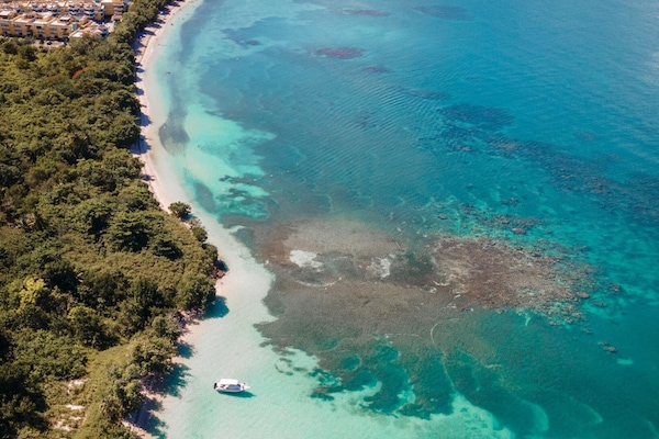 Una spiaggia nelle vicinanze, lettini da mare, teli da spiaggia