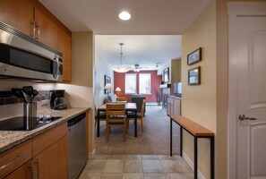 Mikrobølgeovn, oppvaskmaskin, kaffetrakter/tekoker og brødrister