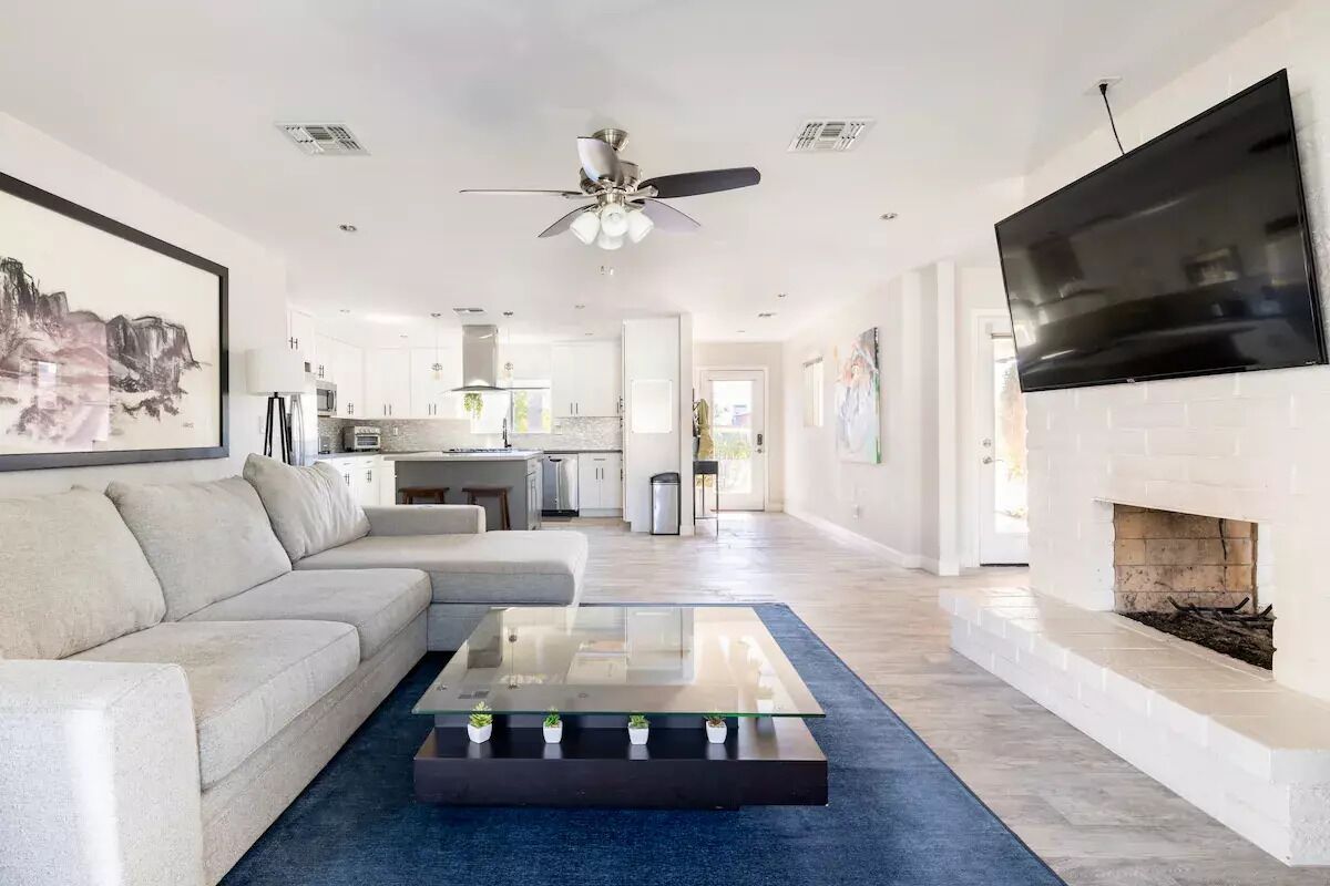 Old Town Modern 3BD, 2BTH with Pool, 2 Desks & Fast Wi-Fi