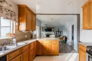 Private kitchen - Cheerful 2-bedroom ranch style home w/ fireplace (Visalia)