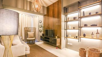 Condo superluxo, 1 quarto, para não fumantes, vista para a praia | Área de estar | TV LED 42 polegadas com canais digitais