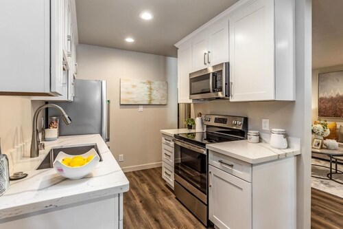 Lovely 1-bedroom condo among redwood trees