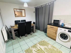 Dining - Beautiful house with free parking,near to city centre (Liverpool)