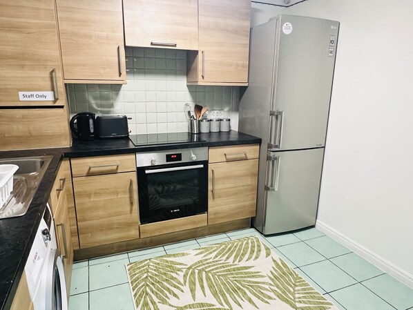 Refrigerador, microondas, tetera eléctrica y tostadora 