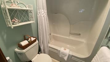 Combined shower/tub, hair dryer, towels