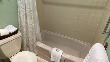 Combined shower/tub, hair dryer, towels