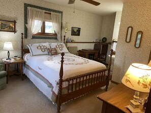 1 bedroom, iron/ironing board, WiFi, bed sheets - Antique Room near Devils lake and Wisconsin Dells (Baraboo)