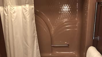 Combined shower/tub, hair dryer, towels