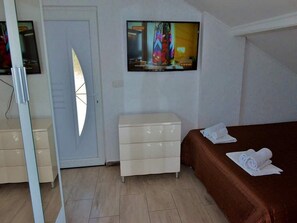 Iron/ironing board, Internet, bed sheets