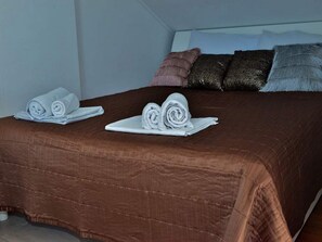 Iron/ironing board, Internet, bed sheets