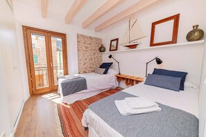 2 chambres, coffres-forts dans les chambres, fer et planche à repasser