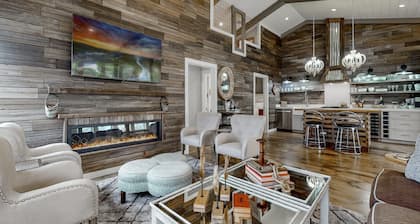 Stunning Luxury Rental steps from Main Street in Highlands NC