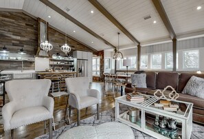 Smart TV, fireplace - Stunning Luxury Rental steps from Main Street in Highlands NC (Highlands)