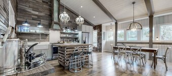 Stunning Luxury Rental steps from Main Street in Highlands NC