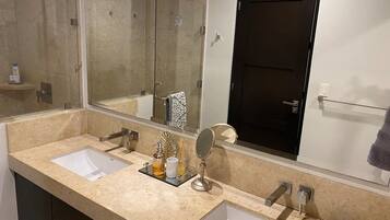 Comfort Condo | Bathroom | Shower, towels