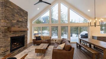 Una Smart TV, una chimenea