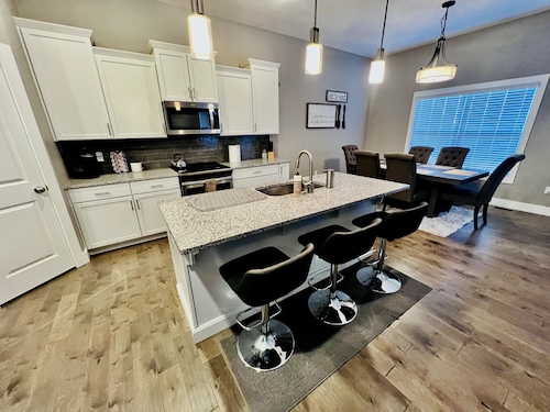 Family friendly modern home w/hot tub & game room