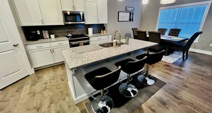 Family friendly modern home w/hot tub & game room
