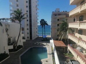 Outdoor pool - Departamentos Sol M (Mazatlán)