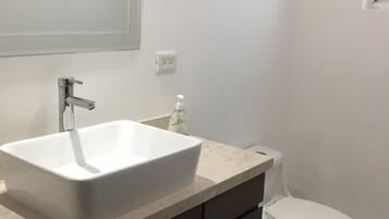 Comfort Condo | Bathroom | Shower, towels