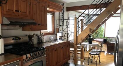 Cozy little house next to Montreal with all the services and activities around.