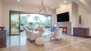 Smart TV, chimenea, tenis de mesa y monitor de computadora 