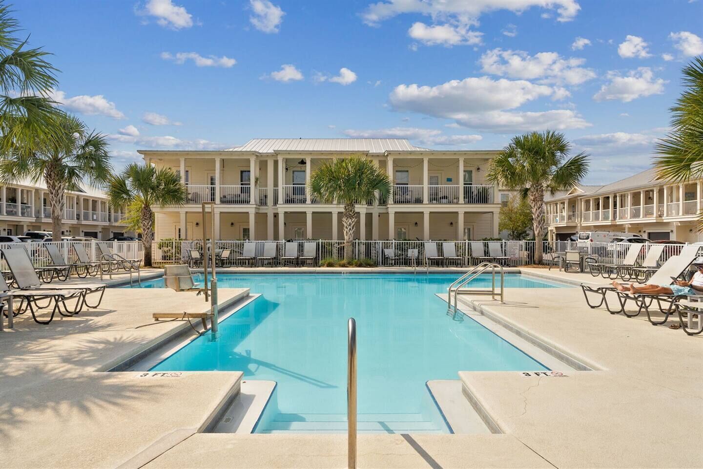 Coastal Getaway in Destin-3BR/3BA - Short Walk to the Beach - Pool!!