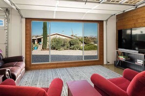 Télévision, cheminée, services de streaming, espaces bureaux