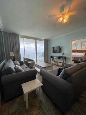 Een smart-tv en boeken