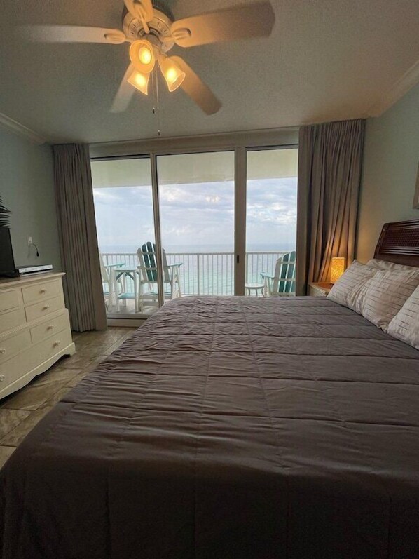 3 slaapkamers, een strijkplank/strijkijzer, gratis wifi, beddengoed