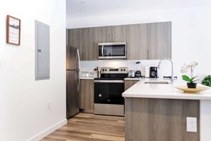 Fridge, microwave, oven, stovetop - Free Parking! 15 Min to Hard Rock Stadium (Miami)