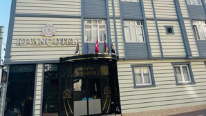 Un hotel con un letrero que dice "Kivanc Ozel" y "Kivanc Suit Hotel".