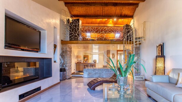 A modern living room with a fireplace, a glass coffee table, and a sofa. - Cavour Loft in Alghero (Alghero)