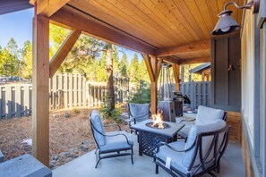 Terrace/patio - Suncadia 4 Bdrm Pet Friendly Townhome, Perfect Location for Hikes (Cle Elum)
